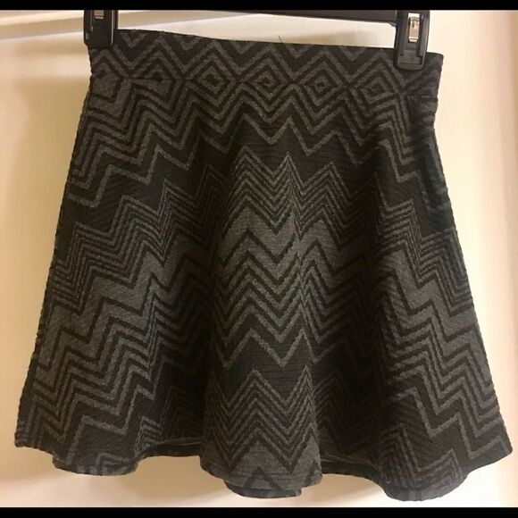 NWOT FULL TILT Black and Gray Zig Zag Skirt - Picture 2 of 4
